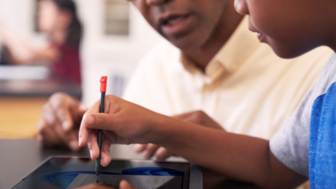 Enfant qui utilise l'intelligence artificielle dans le cadre de son éducation scolaire - intelligence artificielle éducation - Intelligence artificielle éducation