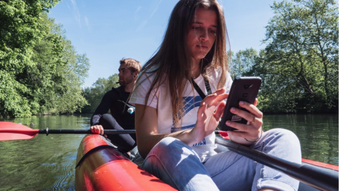 un homme et une femme faisant du canoë