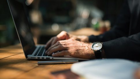 une personne travaillant dehors sur un ordinateur portable