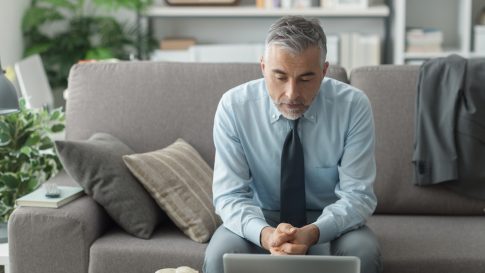 Homme en télétravail