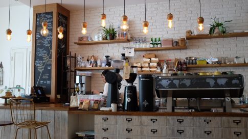 Firstline worker derrière la caisse d'un café