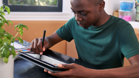 enfant qui utilise une tablette afin d'étudier : edtech