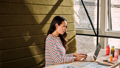 Femme qui navigue sur son ordinateur et expérimente une expérience client